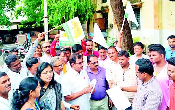 Vidarbha State Movement Committee made electricity bills | विदर्भ राज्य आंदोलन समितीने ठिय्या देत वीजबिलांची केली होळी