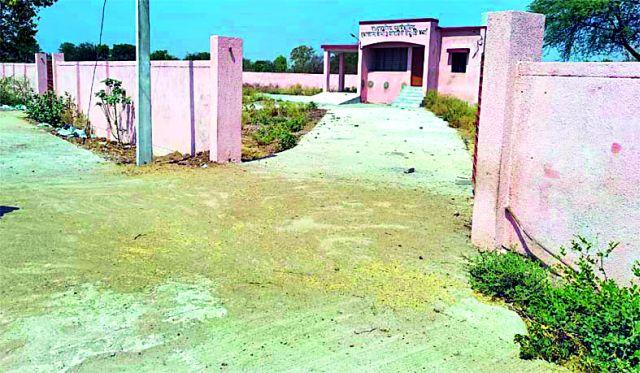 Animal dispensary in the rented house even after completion of the building | इमारत पूर्ण होऊनही पशु दवाखाना भाड्याच्या घरात