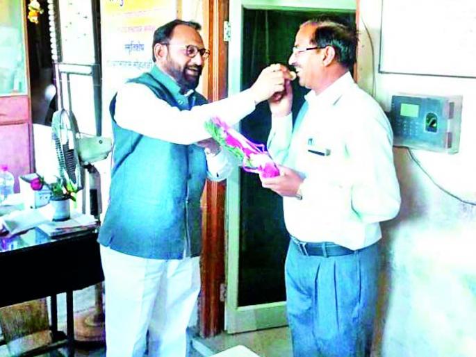 Unique record of sportsman Padwe | क्रीडाशिक्षक पडवे यांचा अनोखा विक्रम Unique record of sportsman Padwe | क्रीडाशिक्षक पडवे यांचा अनोखा विक्रम