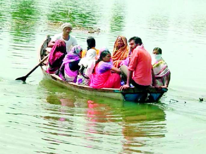 A life-threatening journey by boat for farming | शेतीवाहीसाठी डोंग्यातून जीवघेणा प्रवास A life-threatening journey by boat for farming | शेतीवाहीसाठी डोंग्यातून जीवघेणा प्रवास