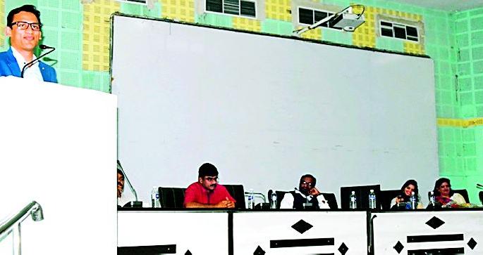 Keeping humanity, people work hard | माणुसकी ठेवून लोकाभिमुख काम करावे