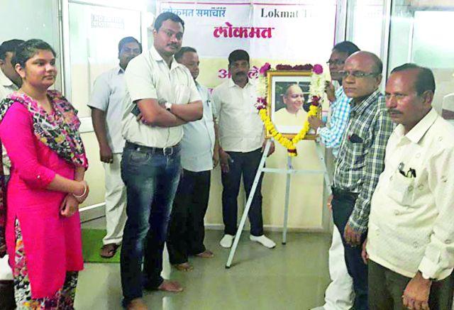 Babuji honored with blood donation | रक्तदानाने बाबूजींना आदरांजली Babuji honored with blood donation | रक्तदानाने बाबूजींना आदरांजली