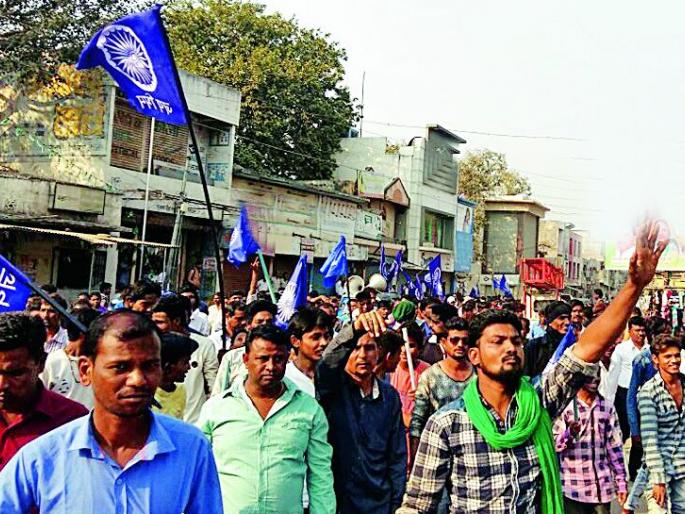 Front of a protest against the incident in Hinganghat city | हिंगणघाट शहरात घटनेच्या निषेधार्थ मोर्चा Front of a protest against the incident in Hinganghat city | हिंगणघाट शहरात घटनेच्या निषेधार्थ मोर्चा