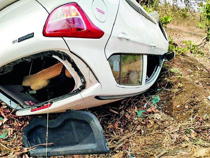 And the collector helped the victims of the accident | अन् जिल्हाधिकारी धावले अपघातग्रस्तांच्या मदतीला And the collector helped the victims of the accident | अन् जिल्हाधिकारी धावले अपघातग्रस्तांच्या मदतीला