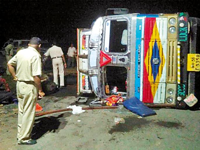 Cattle truck reversed | जनावरे घेऊन जाणारा ट्रक पलटला