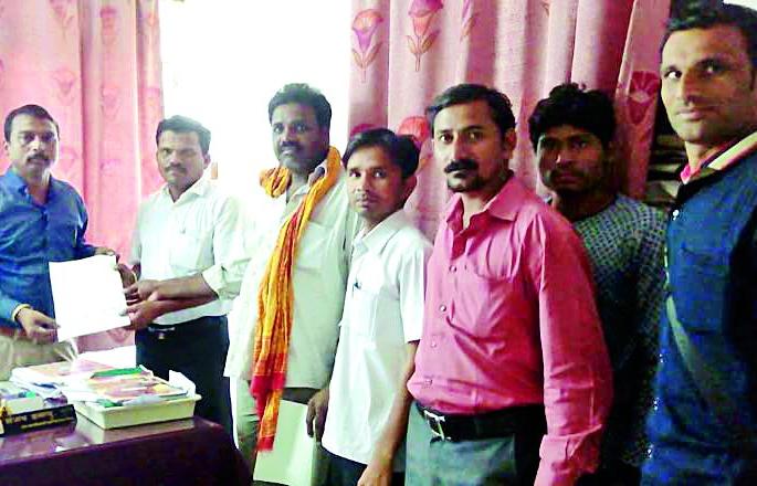 Farmers hit the power distribution office | शेतकºयांची विद्युत वितरण कार्यालयावर धडक Farmers hit the power distribution office | शेतकºयांची विद्युत वितरण कार्यालयावर धडक