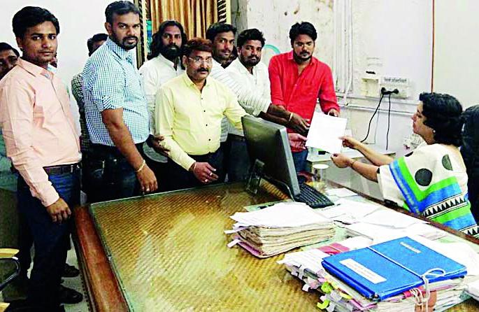 Make available space in the city for the Koregaon Bhima Bravery column | कोरेगाव भीमा शौर्य स्तंभाकरिता शहरात जागा उपलब्ध करुन द्या