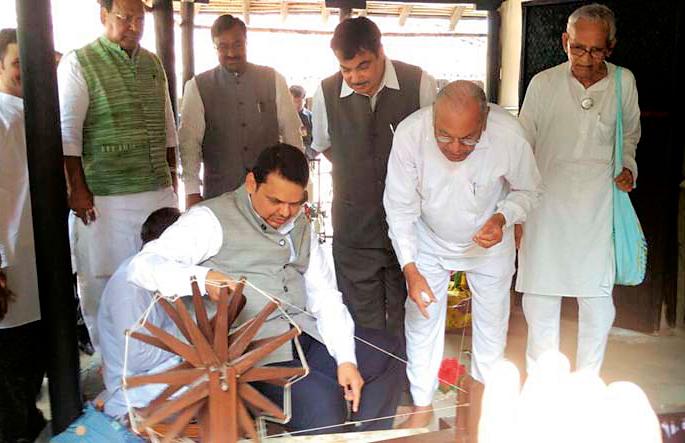Bapu honored with 42 thousand yarn spinning | ४२ हजार मीटर सूत कताईतून बापूंना आदरांजली