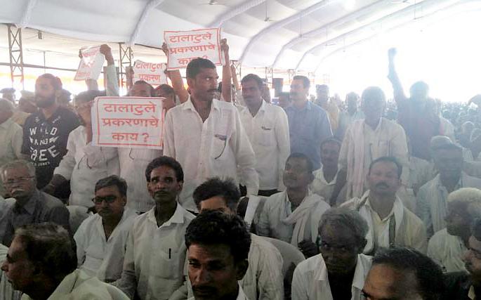 During the Chief Minister's speech, the farmer attacked | मुख्यमंत्र्यांच्या भाषणादरम्यान शेतकरी आक्रमक During the Chief Minister's speech, the farmer attacked | मुख्यमंत्र्यांच्या भाषणादरम्यान शेतकरी आक्रमक