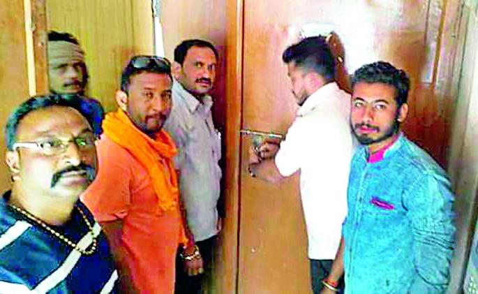 Corporators laid the foundation for the water supply department of the Municipal Corporation | पालिकेच्या पाणी पुरवठा विभागाला नगरसेवकांनी लावले कुलूप Corporators laid the foundation for the water supply department of the Municipal Corporation | पालिकेच्या पाणी पुरवठा विभागाला नगरसेवकांनी लावले कुलूप