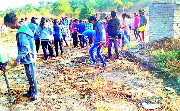 300 meter road created by volunteers | स्वयंसेवकांनी तयार केला ३०० मीटरचा रस्ता  300 meter road created by volunteers | स्वयंसेवकांनी तयार केला ३०० मीटरचा रस्ता