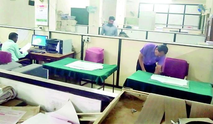 Officials reach 'Lokmat' before employees | अधिकारी, कर्मचाऱ्यांपूर्वी पोहोचले ‘लोकमत’