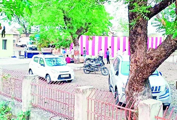 Rangli Nirop Ceremony Party at Talegaon Rest House; Break the curfew | तळेगावच्या विश्रामगृहात रंगली निरोप समारंभाची पार्टी; संचारबंदीला फाटा Rangli Nirop Ceremony Party at Talegaon Rest House; Break the curfew | तळेगावच्या विश्रामगृहात रंगली निरोप समारंभाची पार्टी; संचारबंदीला फाटा