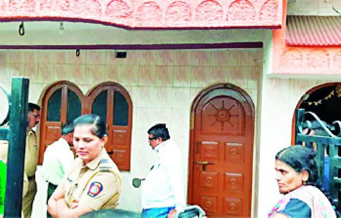 The father-in-law had to take possession of the house | जावयाला द्यावा लागला सासऱ्याच्या घराचा ताबा The father-in-law had to take possession of the house | जावयाला द्यावा लागला सासऱ्याच्या घराचा ताबा