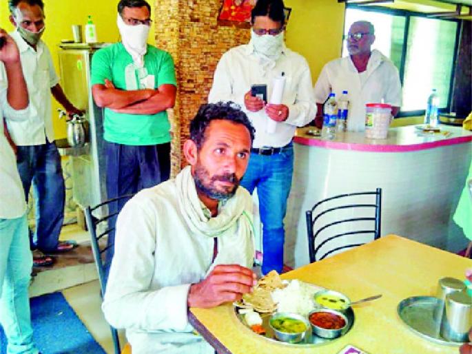 Poors are getting 'shiv bhojan' at Arvi | आर्वीत वंचितांना मिळतोय शिवभोजनाचा आधार