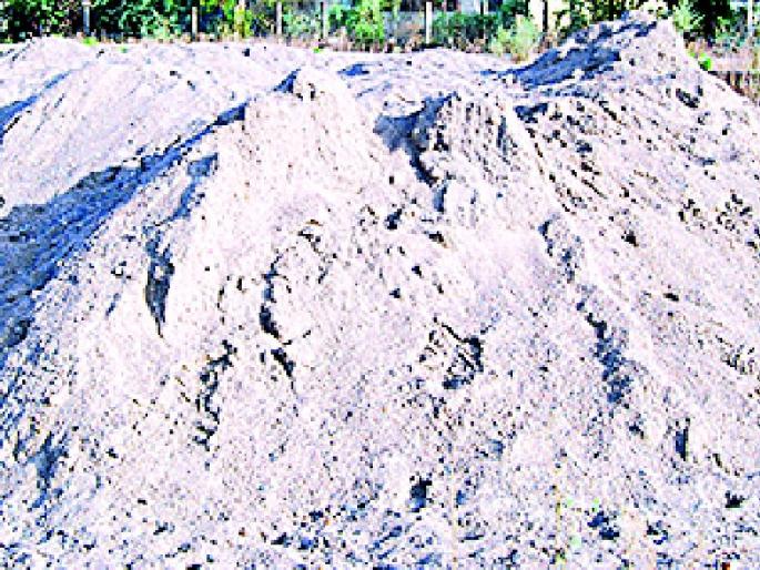 The families of the beneficiaries struggle for the sand | घरकूल लाभार्थ्यांची रेतीसाठी धडपड The families of the beneficiaries struggle for the sand | घरकूल लाभार्थ्यांची रेतीसाठी धडपड