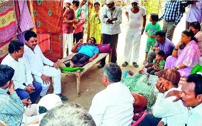 Botani's father's father Ardhangavu on the couch | बोटोणीतील पितापुत्र अर्धांगवायूने खाटेवर