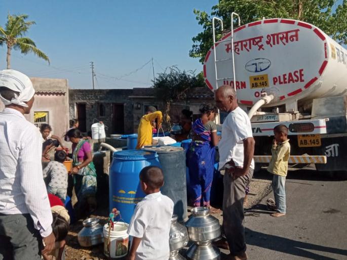 Four villages hit by drought | चार गावांना टंचाईच्या झळा Four villages hit by drought | चार गावांना टंचाईच्या झळा