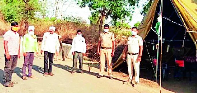 Mudana-Sadhunagar seal, police stationed | मुडाणा-साधूनगर सील, पोलिसांच्या राहुट्या तैनात Mudana-Sadhunagar seal, police stationed | मुडाणा-साधूनगर सील, पोलिसांच्या राहुट्या तैनात