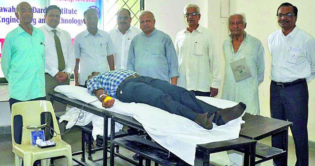 Babuji honored with blood donation | रक्तदान करून बाबूजींना आदरांजली Babuji honored with blood donation | रक्तदान करून बाबूजींना आदरांजली
