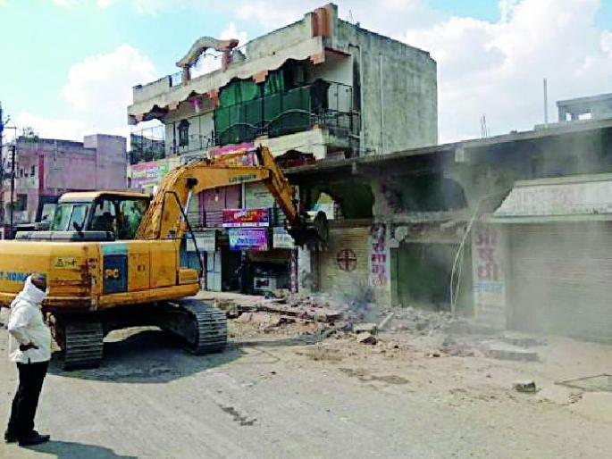 Eventually the encroachment on the Arni road fell | अखेर आर्णी मार्गावरचे अतिक्रमण जमीनदोस्त Eventually the encroachment on the Arni road fell | अखेर आर्णी मार्गावरचे अतिक्रमण जमीनदोस्त