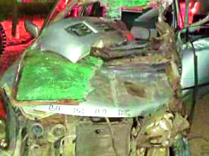 A car hit a vertical truck and killed one | उभ्या ट्रकवर कार आदळून एक ठार A car hit a vertical truck and killed one | उभ्या ट्रकवर कार आदळून एक ठार