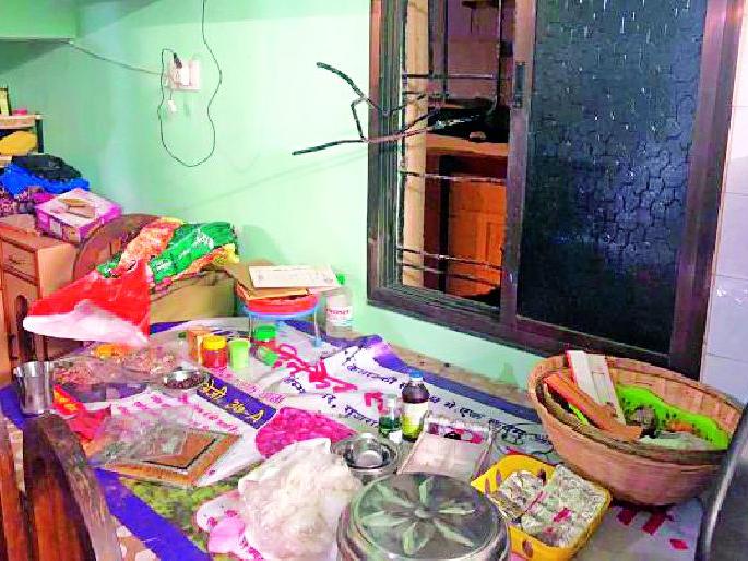 11 lakh theaft at retired headmaster | निवृत्त मुख्याध्यापकाकडे ११ लाखांची घरफोडी 11 lakh theaft at retired headmaster | निवृत्त मुख्याध्यापकाकडे ११ लाखांची घरफोडी