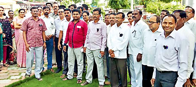 Movement of Zilla Parishad employees | जिल्हा परिषद कर्मचाºयांचे आंदोलन Movement of Zilla Parishad employees | जिल्हा परिषद कर्मचाºयांचे आंदोलन