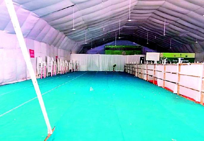 The farmer did not come, finally empty chambers were deleted | शेतकरी आलेच नाही, शेवटी रिकाम्या खुर्च्या हटविल्या The farmer did not come, finally empty chambers were deleted | शेतकरी आलेच नाही, शेवटी रिकाम्या खुर्च्या हटविल्या