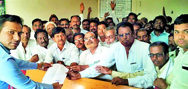 Nair Taluka Congress statement on Bondalai | बोंडअळीवर नेर तालुका काँग्रेसचे निवेदन Nair Taluka Congress statement on Bondalai | बोंडअळीवर नेर तालुका काँग्रेसचे निवेदन