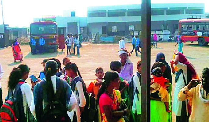 The work of Ralegaon bus station is half a decade later | राळेगाव बसस्थानकाचे काम दीड वर्षानंतरही अर्धवटच The work of Ralegaon bus station is half a decade later | राळेगाव बसस्थानकाचे काम दीड वर्षानंतरही अर्धवटच