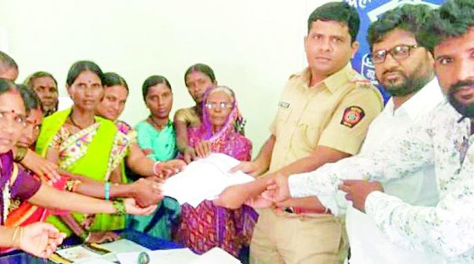 Ambali village women gone in police station | अंबाळीच्या महिलांची पोफाळी ठाण्यावर धडक Ambali village women gone in police station | अंबाळीच्या महिलांची पोफाळी ठाण्यावर धडक