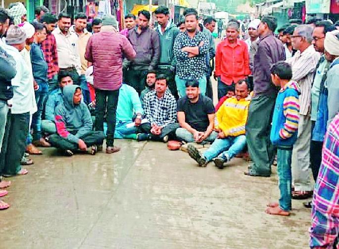 Rasta Roko agitation at Kalamb | कळंब येथे रास्ता रोको आंदोलन Rasta Roko agitation at Kalamb | कळंब येथे रास्ता रोको आंदोलन