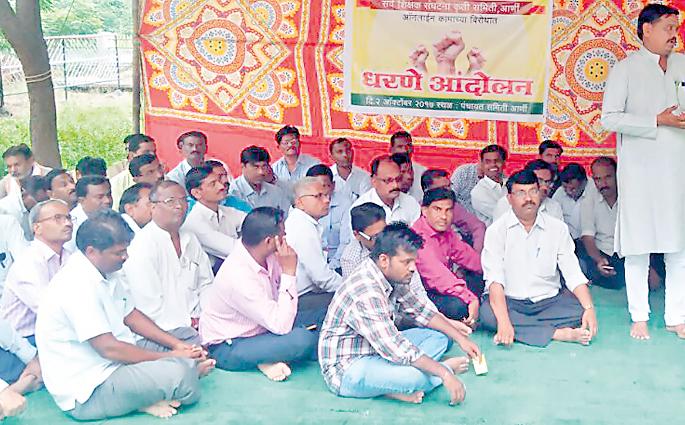 Teachers refuse offline work | शिक्षकांनी झिडकारली आॅनलाईन कामे Teachers refuse offline work | शिक्षकांनी झिडकारली आॅनलाईन कामे