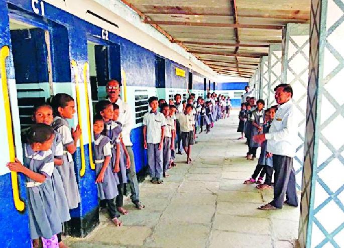Train made in school in Whitehall | पांढुर्ण्यात शाळेची झाली रेल्वेगाडी Train made in school in Whitehall | पांढुर्ण्यात शाळेची झाली रेल्वेगाडी