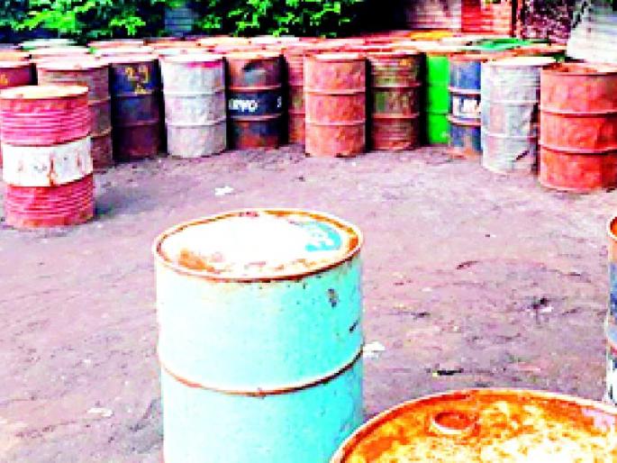 An illegal rocket case at Ner | नेर येथे अवैध रॉकेलसाठ्यावर धाड An illegal rocket case at Ner | नेर येथे अवैध रॉकेलसाठ्यावर धाड