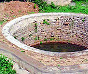 Well constructed construction | विहीर बांधकामाचा गोंधळ Well constructed construction | विहीर बांधकामाचा गोंधळ