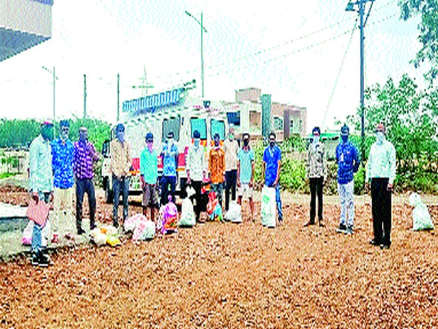 Hands of 'young friend' rushed to help | मदतीसाठी सरसावले ‘युवा मित्र’चे हात Hands of 'young friend' rushed to help | मदतीसाठी सरसावले ‘युवा मित्र’चे हात