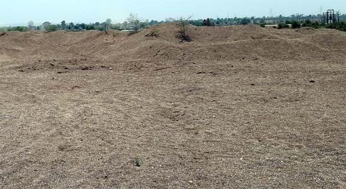 The government is also facing the problem of sand deficit; The development workers are affected | वाळू घाटबंदीने शासनही अडचणीत; विकासकामे प्रभावित The government is also facing the problem of sand deficit; The development workers are affected | वाळू घाटबंदीने शासनही अडचणीत; विकासकामे प्रभावित