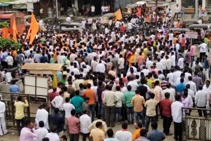 Jagar muddle for reservation in Beed, Thiya | बीडमध्ये आरक्षणासाठी जागर गोंधळ, ठिय्या Jagar muddle for reservation in Beed, Thiya | बीडमध्ये आरक्षणासाठी जागर गोंधळ, ठिय्या