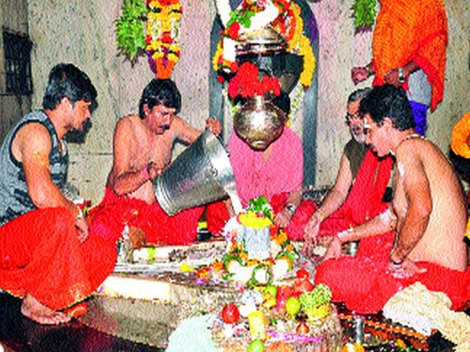 Bomb Boom ... The alarm: The big crowd for the darshan | बम बम भोले...चा गजर : दर्शनासाठी मोठी गर्दी Bomb Boom ... The alarm: The big crowd for the darshan | बम बम भोले...चा गजर : दर्शनासाठी मोठी गर्दी