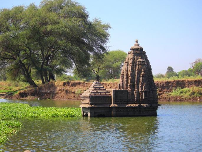 Girlfriend suicide due to 'blackmail' | ‘ब्लॅकमेलिंग’मुळे तरुणीची आत्महत्या Girlfriend suicide due to 'blackmail' | ‘ब्लॅकमेलिंग’मुळे तरुणीची आत्महत्या