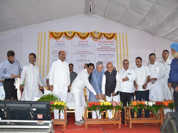 Finally, Bhoomipujan of Aurangabad Pitline was done; Now moves for 24 bogies | अखेर औरंगाबादेच्या पीटलाईनचे भूमिपूजन झाले; आता २४ बोगींसाठी हालचाली Finally, Bhoomipujan of Aurangabad Pitline was done; Now moves for 24 bogies | अखेर औरंगाबादेच्या पीटलाईनचे भूमिपूजन झाले; आता २४ बोगींसाठी हालचाली