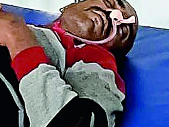 He beat his wife with a stick and poisoned two Chimukals | पत्नीला सळाखीने मारहाण दोन चिमुकल्यांना विष पाजले He beat his wife with a stick and poisoned two Chimukals | पत्नीला सळाखीने मारहाण दोन चिमुकल्यांना विष पाजले