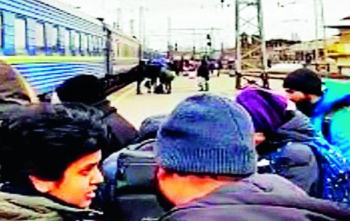 Students stranded in the war in Ukraine | युक्रेनच्या युद्धात अडकलेल्या विद्यार्थ्यांना मायभूमीचे वेध Students stranded in the war in Ukraine | युक्रेनच्या युद्धात अडकलेल्या विद्यार्थ्यांना मायभूमीचे वेध