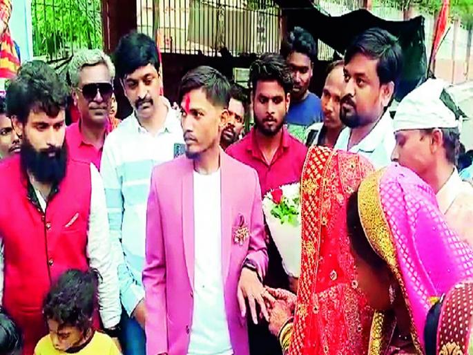 Villagers witnessed the girl at the protest site in Constituent Chowk | संविधान चौकात आंदोलनस्थळीच ग्रामस्थांनी केला मुलीचा साक्षगंध Villagers witnessed the girl at the protest site in Constituent Chowk | संविधान चौकात आंदोलनस्थळीच ग्रामस्थांनी केला मुलीचा साक्षगंध