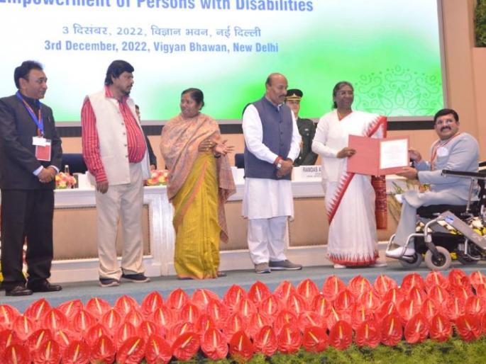 Nagpur businessman Jay Singh Chavan was felicitated by the President | नागपूरचे उद्योजक जयसिंग चव्हाण यांचा राष्ट्रपतीच्या हस्ते गौरव Nagpur businessman Jay Singh Chavan was felicitated by the President | नागपूरचे उद्योजक जयसिंग चव्हाण यांचा राष्ट्रपतीच्या हस्ते गौरव