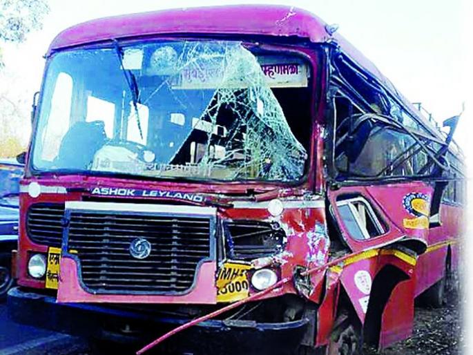 Roads shiny ST also smooth, seven accidents in five months | रस्ते चकाचक एसटीही सुसाट, पाच महिन्यात सात अपघात Roads shiny ST also smooth, seven accidents in five months | रस्ते चकाचक एसटीही सुसाट, पाच महिन्यात सात अपघात
