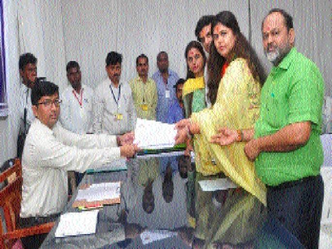 Candidate filled out the application form | शक्तिप्रदर्शन करीत भरले उमेदवारी अर्ज Candidate filled out the application form | शक्तिप्रदर्शन करीत भरले उमेदवारी अर्ज