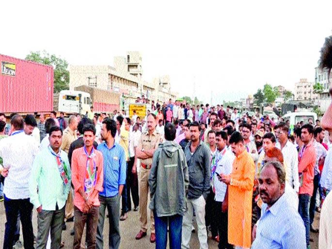 The traffic congestion due to Raj Thackeray's protest | राज ठाकरे यांच्या सत्कारामुळे वाहतुकीची कोंडी The traffic congestion due to Raj Thackeray's protest | राज ठाकरे यांच्या सत्कारामुळे वाहतुकीची कोंडी